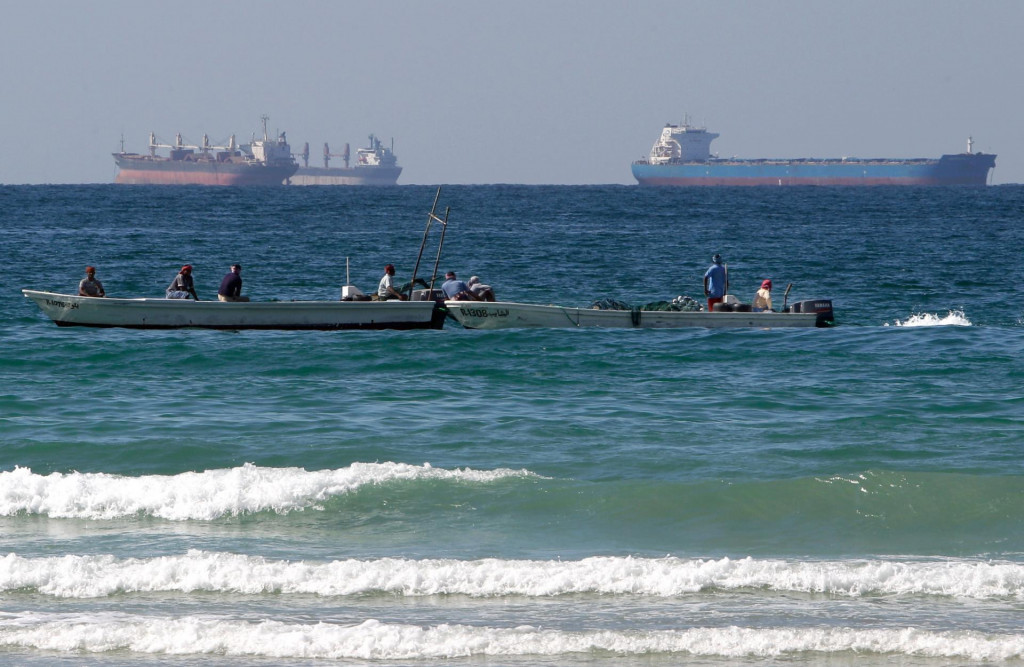 Na arch&iacute;vnej sn&iacute;mke z 19. janu&aacute;ra 2012 ryb&aacute;ri pracuj&uacute; pred ropn&yacute;mi tankermi južne od Hormuzsk&eacute;ho prielivu pri pobrež&iacute; mesta Ras Al Khaimah, v Spojen&yacute;ch arabsk&yacute;ch emir&aacute;toch. FOTO: TASR/AP