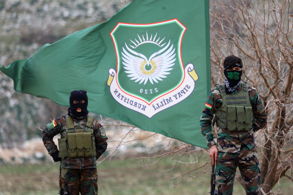 Ir&aacute;nsko-kurdsk&iacute; bojovn&iacute;ci zo skupiny PAK na z&aacute;bere z 12. febru&aacute;ra cvičia na vojenskej z&aacute;kladni v severnom Iraku. FOTO: Reuters