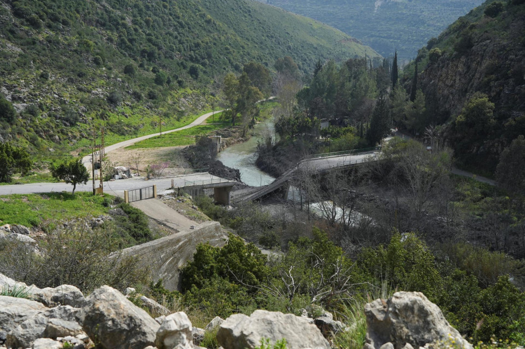 Po&scaron;koden&yacute; most cez rieku L&iacute;tan&iacute; po tom, čo ho zasiahol izraelsk&yacute; &uacute;tok. FOTO: Reuters