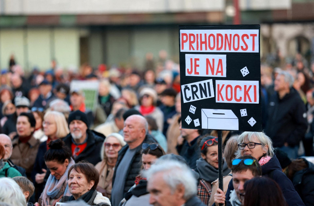 Protest proti b&yacute;val&eacute;mu slovinsk&eacute;mu premi&eacute;rovi a opozičn&eacute;mu l&iacute;drovi Janezovi Jan&scaron;ovi v Ľubľane v Slovinsku. FOTO: Reuters