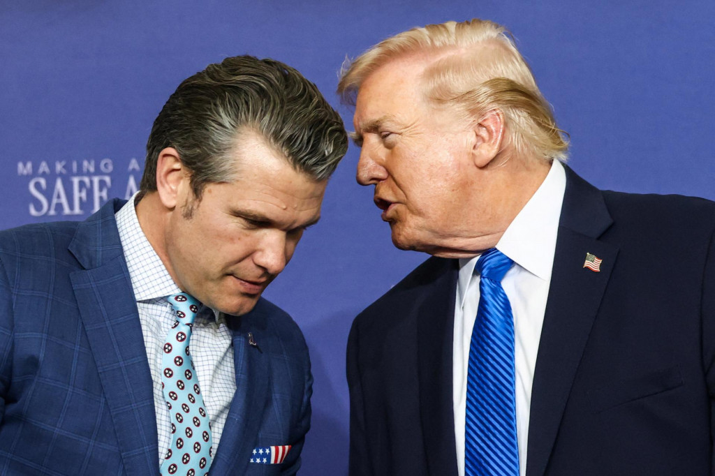 Donald Trump sa rozpr&aacute;va s ministrom obrany USA Peteom Hegsethom na z&aacute;kladni N&aacute;rodnej gardy v Memphise. FOTO: Reuters
