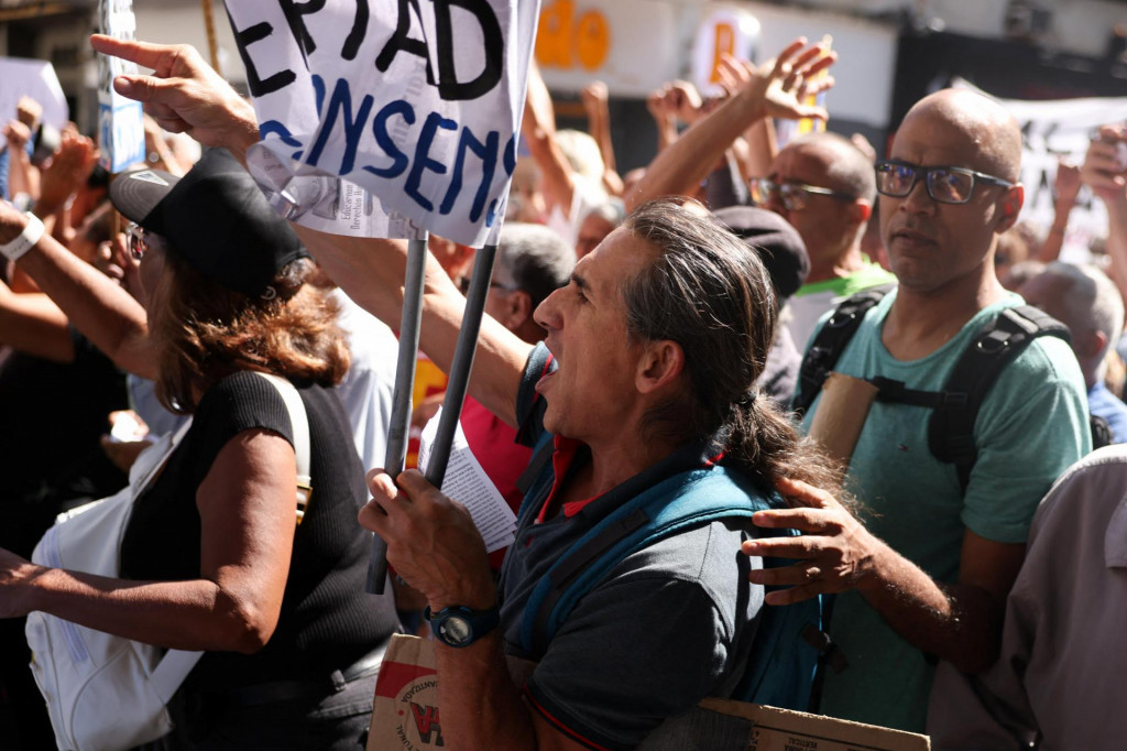 Zamestnanci verejn&eacute;ho sektora protestuj&uacute; v Caracase vo Venezuele za vy&scaron;&scaron;ie mzdy a lep&scaron;ie pracovn&eacute; podmienky. FOTO: Reuters