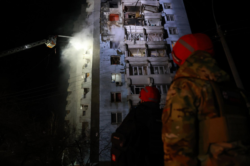 Hasiči zasahuj&uacute; počas požiaru obytnej budovy, ktor&uacute; zasiahol raketov&yacute; &uacute;tok ruskej arm&aacute;dy v ukrajinskom meste Z&aacute;porožie. FOTO: TASR/AP
