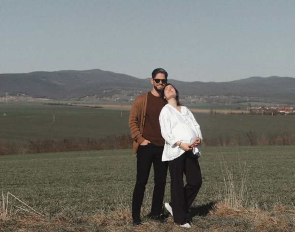 M&aacute;ria čak&aacute; svoje &scaron;tvrt&eacute; dieťatko.