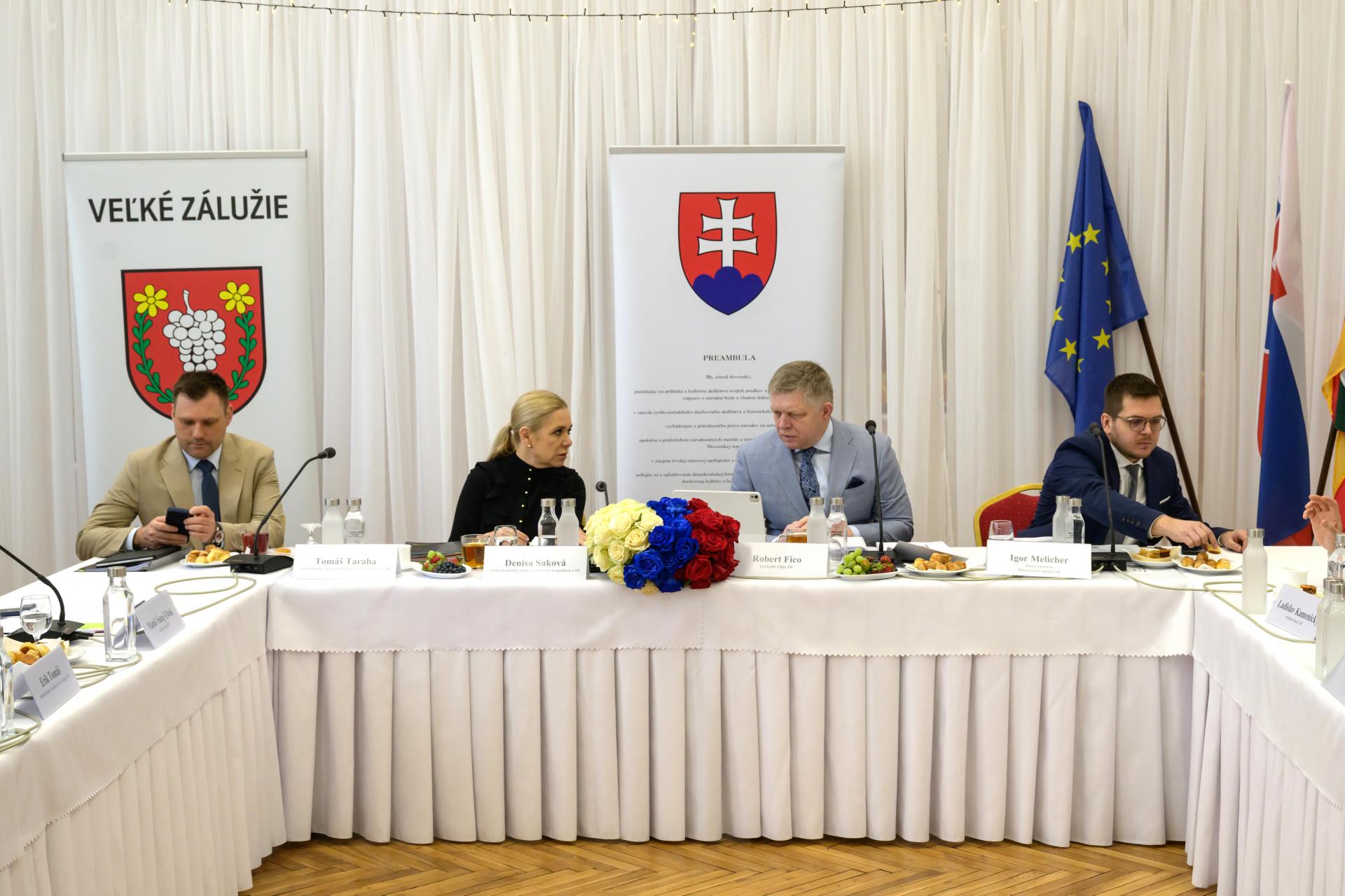 Vláda na výjazdovom rokovaní vyčlenila pre okresy Nitra a Nové Zámky viac než 2,5 milióna eur