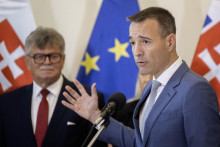 Minister &scaron;kolstva Tom&aacute;&scaron; Drucker a predseda Odborov&eacute;ho zv&auml;zu pracovn&iacute;kov &scaron;kolstva Pavel Ondek. FOTO: TASR/M. Baumann