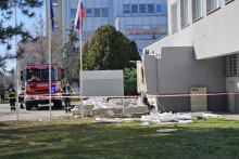 Z budovy Klientskeho centra na Z&aacute;hradn&iacute;ckej ulici v Kom&aacute;rne spadla 25. febru&aacute;ra 2026 časť strechy. FOTO: TASR/Milan Drozd