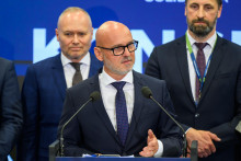 Na sn&iacute;mke uprostred predseda strany Sloboda a solidarita Branislav Gr&ouml;hling. FOTO: TASR/Jaroslav Nov&aacute;k