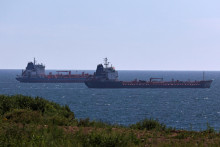 Ropn&eacute; tankery sa plavia neďaleko pr&iacute;stavn&eacute;ho mesta Nachodka v Rusku. FOTO: Reuters