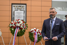 Na sn&iacute;mke prezident Peter Pellegrini počas pr&iacute;hovoru pri pam&auml;tnej tabuli v r&aacute;mci spomienky na obete prv&eacute;ho transportu Židov zo Slovenska. FOTO: TASR/Michal Sv&iacute;tok