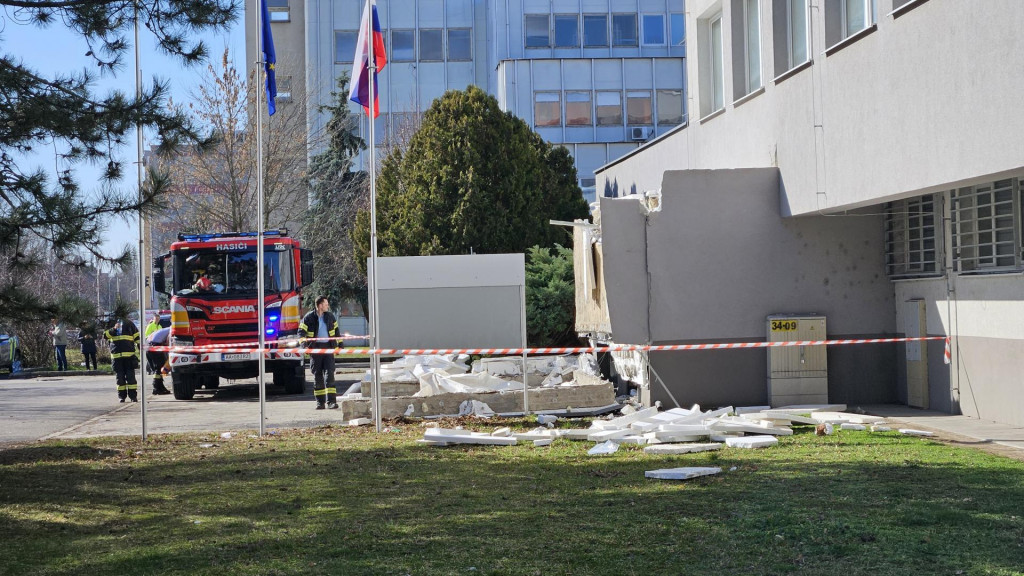 Z budovy Klientskeho centra na Z&aacute;hradn&iacute;ckej ulici v Kom&aacute;rne spadla 25. febru&aacute;ra 2026 časť strechy. FOTO: TASR/Milan Drozd
