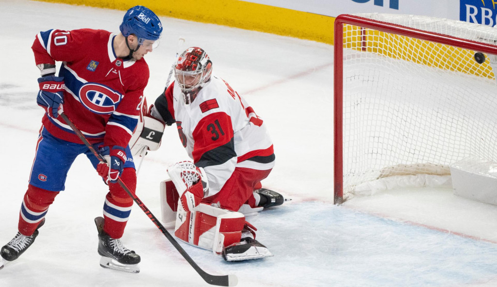 Juraj Slafkovsk&yacute; (vľavo) a brank&aacute;r t&iacute;mu Carolina Hurricanes Frederik Andersen v z&aacute;pase z&aacute;morskej NHL. FOTO: TASR/AP
