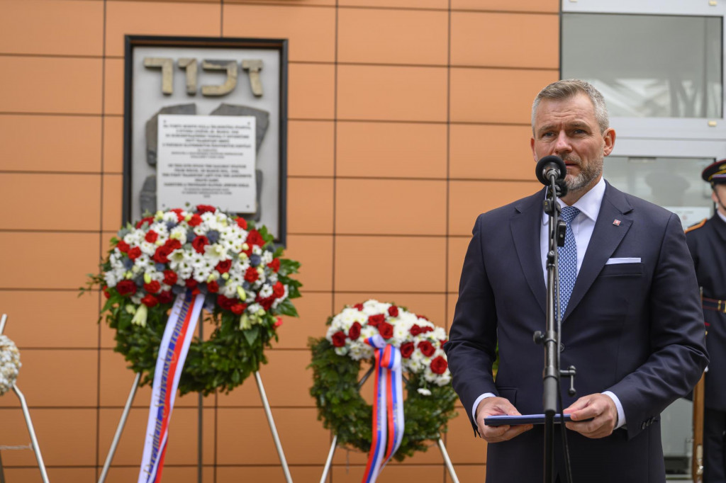 Na sn&iacute;mke prezident Peter Pellegrini počas pr&iacute;hovoru pri pam&auml;tnej tabuli v r&aacute;mci spomienky na obete prv&eacute;ho transportu Židov zo Slovenska. FOTO: TASR/Michal Sv&iacute;tok