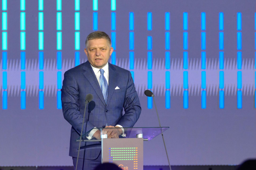 Na sn&iacute;mke pr&iacute;hovor premi&eacute;ra Roberta Fica počas sl&aacute;vnostn&eacute;ho spustenia v&yacute;stavby z&aacute;vodu na v&yacute;robu bat&eacute;riov&yacute;ch čl&aacute;nkov v &Scaron;uranoch 28. okt&oacute;bra 2025. FOTO:TASR/H. Mi&scaron;ovič
