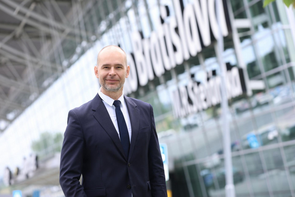 Ryanair &scaron;tandardne použ&iacute;va jedny schody na lietadlo, ale Wizz Air vyžaduje dvoje. Keď v&aacute;m naraz pristane p&auml;ť lietadiel Wizz Airu, potrebujete 10 schodov. Pri piatich lietadl&aacute;ch Ryanairu stač&iacute; p&auml;ť, hovor&iacute; &scaron;&eacute;f Letiska Bratislava Du&scaron;an Novota. FOTO: J&aacute;n Zemiar