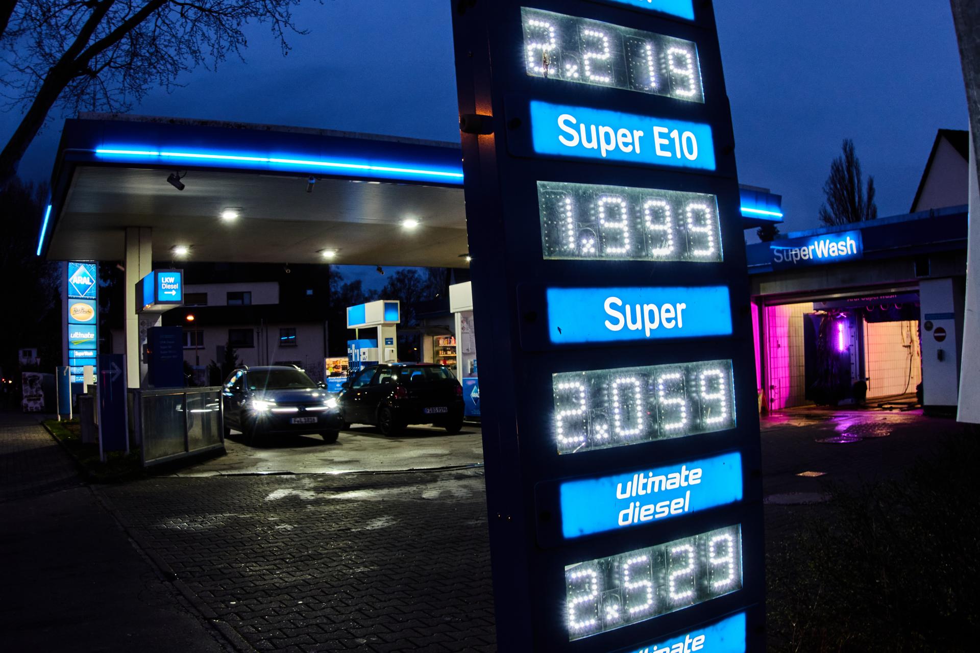 Nafta u nás pre cudzincov výrazne zdražie, no Slováci najnovšie tankujú takmer najlacnejšie v Európe (+ grafy)