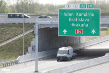 Na r&yacute;chlostnej ceste R7 v smere na Bajkalsk&uacute; ulicu je zdržanie do 15 min&uacute;t. Vodiči sa zdržia aj na v&yacute;jazde zo Senca na diaľnicu D1, kde je zdržanie približne desať min&uacute;t. FOTO: HN/Peter Mayer