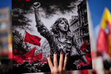 Na sn&iacute;mke žena drž&iacute; transparent na proteste pri pr&iacute;ležitosti Medzin&aacute;rodn&eacute;ho dňa žien v Istanbule v nedeľu 8. marca 2026.

FOTO: TASR/AP
