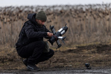 Ilustračn&aacute; fotografia. Ukrajinsk&yacute; vojak pripravuje dron. FOTO: Reuters