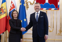 Na sn&iacute;mke prezident Peter Pellegrini a prezidentka Moldavska Maia Sanduov&aacute; počas prijatia v Prezidentskom pal&aacute;ci 26. marca 2026 v Bratislave. FOTO: TASR/Pavel Neubauer