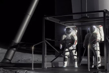 Ilustr&aacute;cia astronautov v skafandroch Axiom Space vystupuj&uacute;cich v&yacute;ťahom zo Starship HLS počas misie Artemis IV.