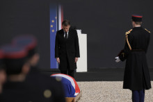 Franc&uacute;zsky prezident Emmanuel Macron sa klania pred rakvou zosnul&eacute;ho franc&uacute;zskeho premi&eacute;ra Lionela Jospina počas &scaron;t&aacute;tnej sm&uacute;točnej sl&aacute;vnosti. FOTO: TASR/AP