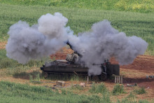 Izraelsk&aacute; arm&aacute;da strieľa na Libanon. FOTO: Reuters