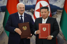 Severok&oacute;rejsk&yacute; vodca Kim Čong-un (vpravo) a bielorusk&yacute; prezident Alexandr Luka&scaron;enko p&oacute;zuj&uacute; s dokumentami. FOTO: TASR/AP