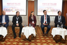 Sprava predseda Združenia logistiky a zasielateľstva SR Stanislav Michalička, obchodn&yacute; riaditeľ Pr&iacute;stavu Gdaňsk Bartosz Bloch, senior &scaron;pecialista pre kľ&uacute;čov&yacute;ch z&aacute;kazn&iacute;kov Pr&iacute;stavu Gdynia Ewelina Ziajka, obchodn&yacute; manaž&eacute;r pr&iacute;stavu Szczecin-Świnoujście Ryszard G&oacute;rski a Robert &Scaron;imončič zo Slovenskej agent&uacute;ry pre rozvoj invest&iacute;ci&iacute; a obchodu. FOTO: HN/Peter Mayer