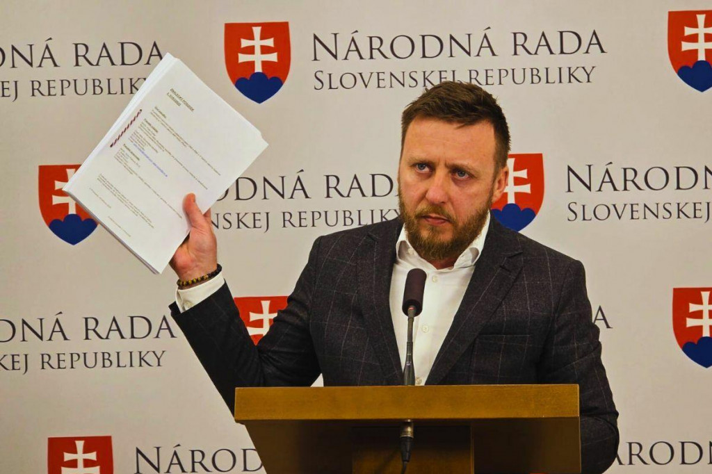 Akad&eacute;mia rovnako považuje za nevhodn&eacute; sp&aacute;jať vedeck&eacute; anal&yacute;zy vakc&iacute;n s pr&aacute;vnymi spormi. FOTO: HN/Martin Martis