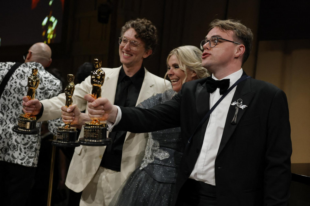 David Borenstein, Helle Faber a Pavel Talankin, držitelia Oscara za najlep&scaron;&iacute; dokument&aacute;rny film za film P&aacute;n nikto proti Putinovi. FOTO: Reuters