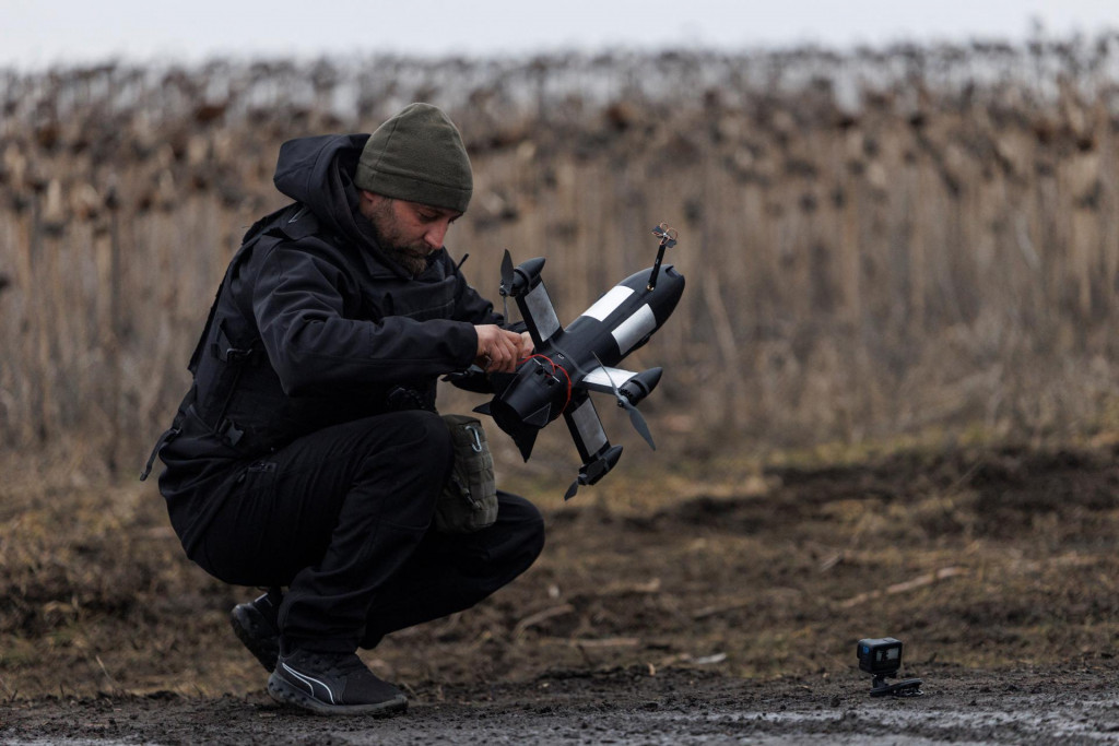 Ilustračn&aacute; fotografia. Ukrajinsk&yacute; vojak pripravuje dron. FOTO: Reuters