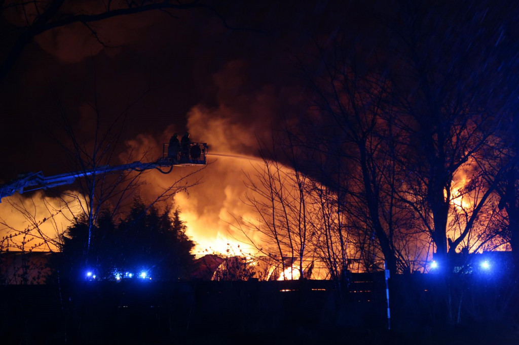 Na sn&iacute;mke hasiči zasahuj&uacute; počas rozsiahleho požiaru v obci Zvonč&iacute;n neďaleko Trnavy v stredu 25. marca 2026. FOTO: TASR/Ondrej Hercegh