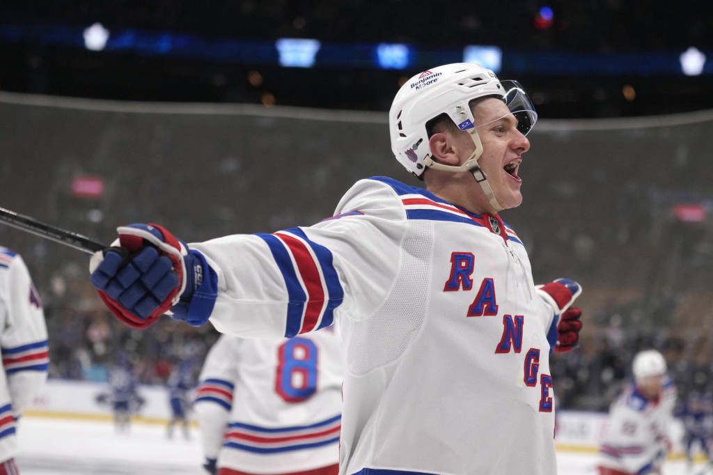 &Uacute;točn&iacute;k New York Rangers Adam Sykora (38) sa usmieva počas rozcvičky pred z&aacute;pasom proti Toronto Maple Leafs. FOTO: John E. Sokolowski/Imagn Images