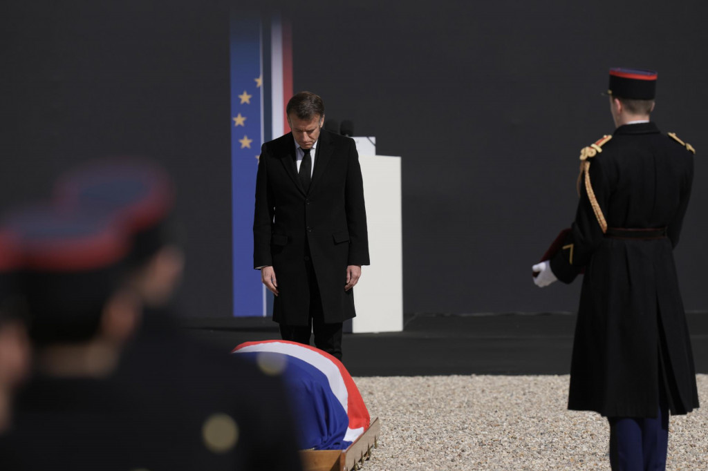 Franc&uacute;zsky prezident Emmanuel Macron sa klania pred rakvou zosnul&eacute;ho franc&uacute;zskeho premi&eacute;ra Lionela Jospina počas &scaron;t&aacute;tnej sm&uacute;točnej sl&aacute;vnosti. FOTO: TASR/AP