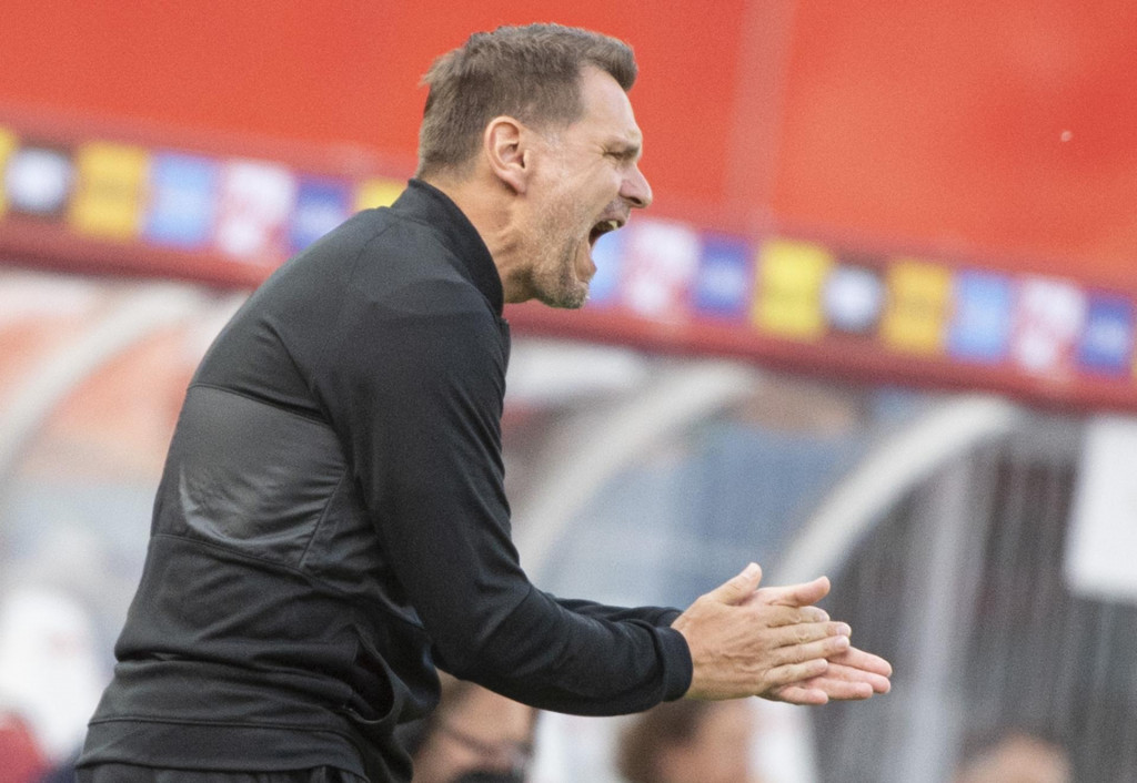 Tr&eacute;ner &Scaron;tefan Tarkovič počas z&aacute;pasu Slovenska proti Rak&uacute;sku v roku 2020. FOTO: TASR/M. Baumann