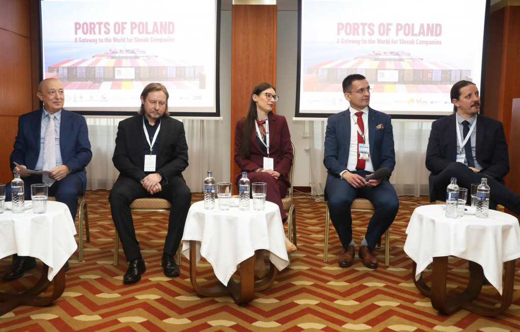 Sprava predseda Združenia logistiky a zasielateľstva SR Stanislav Michalička, obchodn&yacute; riaditeľ Pr&iacute;stavu Gdaňsk Bartosz Bloch, senior &scaron;pecialista pre kľ&uacute;čov&yacute;ch z&aacute;kazn&iacute;kov Pr&iacute;stavu Gdynia Ewelina Ziajka, obchodn&yacute; manaž&eacute;r pr&iacute;stavu Szczecin-Świnoujście Ryszard G&oacute;rski a Robert &Scaron;imončič zo Slovenskej agent&uacute;ry pre rozvoj invest&iacute;ci&iacute; a obchodu. FOTO: HN/Peter Mayer