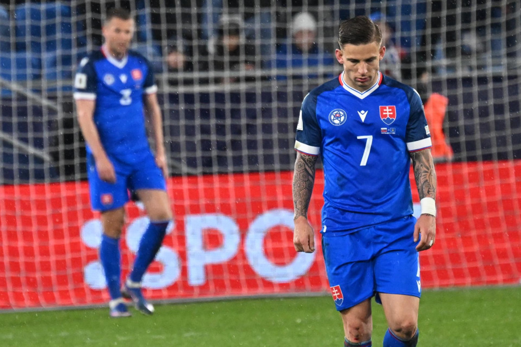 Slovensk&iacute; futbalisti Tom&aacute;&scaron; Suslov (vpravo) a Denis Vavro počas semifin&aacute;le eur&oacute;pskej bar&aacute;že MS 2026 Slovensko - Kosovo v Bratislave. FOTO: TASR/Jakub Kotian