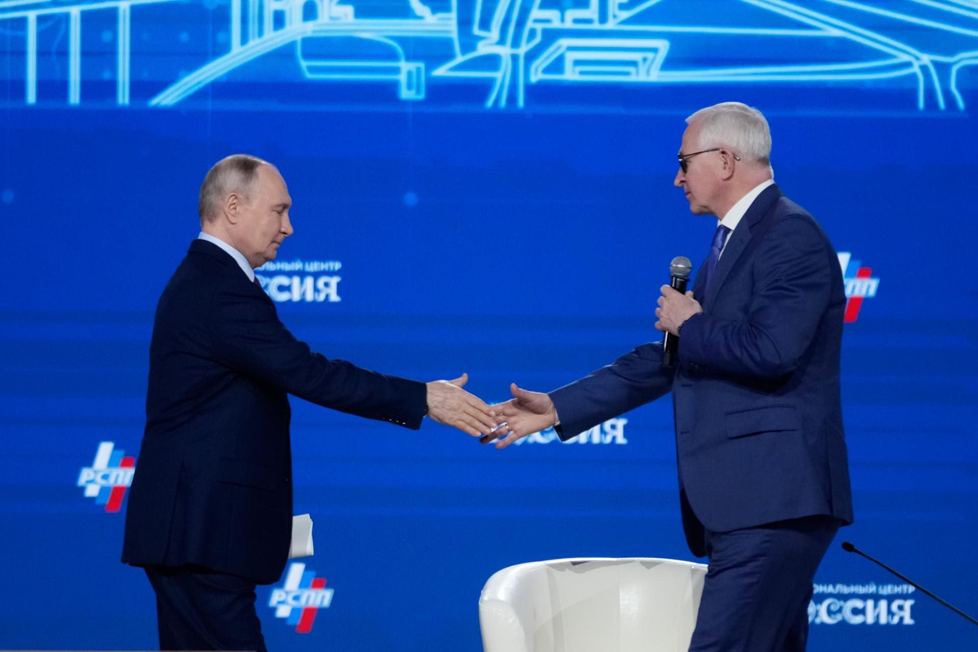 Prispejte na vojnu, vyzval Putin šéfov firiem. Vlastník superjachty sľúbil miliardy rubľov