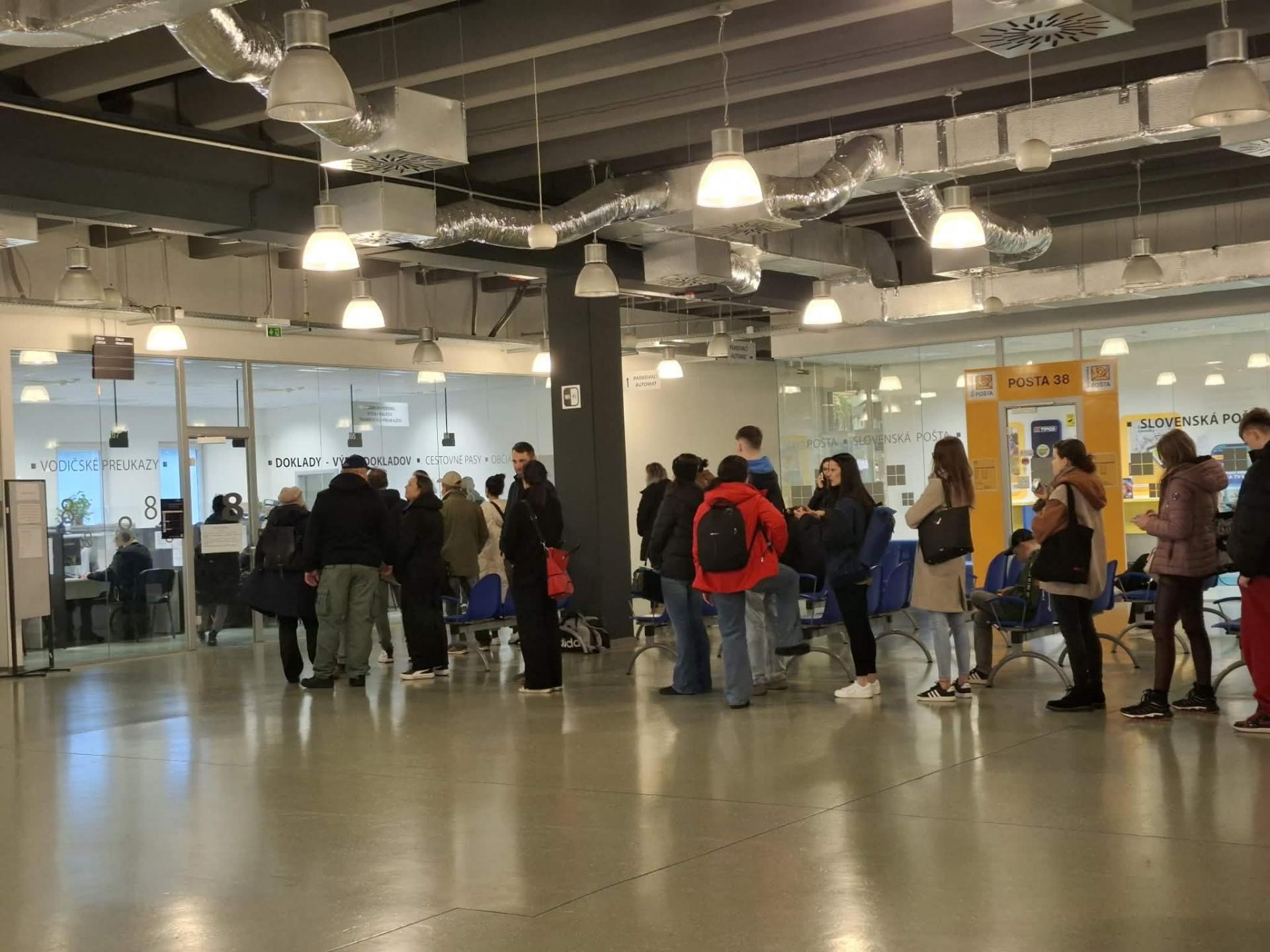 Dlhé rady a chaos v klientskom centre. Rezort Šutaja Eštoka čelil masívnemu výpadku systému