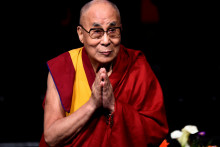 Dalajl&aacute;ma, ktor&eacute;ho mnoh&iacute; považuj&uacute; za symbol boja Tibetu za nez&aacute;vislosť, žije v exile od roku 1959, keď č&iacute;nske vojsk&aacute; potlačili povstanie v tibetskom hlavnom meste Lhasa. FOTO: REUTERS