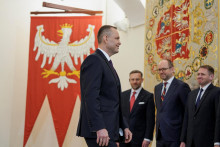 Poľsk&yacute; prezident Karol Nawrocki je na z&aacute;bere z 10. marca zachyten&yacute; v prezidentskom pal&aacute;ci vo Var&scaron;ave. FOTO: Reuters