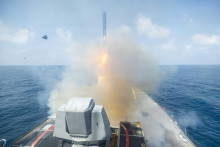 Torp&eacute;doborec s riaden&yacute;mi strelami triedy Arleigh Burke USS Spruance odp&aacute;lil &uacute;točn&uacute; strelu Tomahawk. FOTO: Reuters/US NAVY