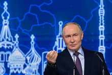 Rusk&yacute; prezident Vladimir Putin počas prejavu na v&yacute;ročnom kongrese Ruskej &uacute;nie pracovn&iacute;kov v priemysle a podnikateľov v Moskve 26. marca 2026. FOTO: TASR/AP