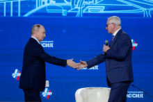 Rusk&yacute; prezident Vladimir Putin (vľavo) si pod&aacute;va ruku s prezidentom Ruskej &uacute;nie pracovn&iacute;kov v priemysle a podnikateľov Alexandrom &Scaron;ochinom na v&yacute;ročnom kongrese Ruskej &uacute;nie pracovn&iacute;kov v priemysle a podnikateľov v Moskve. FOTO: TASR/AP