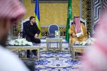 Ukrajinsk&yacute; prezident Volodymyr Zelenskij sa stretol so z&aacute;stupcom guvern&eacute;ra regi&oacute;nu Mekka, princom Sa&uacute;dom bin Mi&scaron;&aacute;lom bin Abdulazizom. FOTO: Reuters