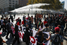Demon&scaron;tranti pochoduj&uacute; počas protestu proti &scaron;krtom v rozpočte čilskej vl&aacute;dy v oblasti vzdel&aacute;vania. FOTO: Reuters