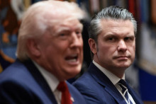 Americk&yacute; prezident Donald Trump a &scaron;&eacute;f Pentag&oacute;nu Pete Hegseth. FOTO: REUTERS