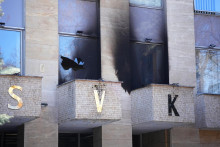 Budova Rusk&eacute;ho domu, na ktor&uacute; nezn&aacute;my p&aacute;chateľ hodil z&aacute;paln&eacute; fľa&scaron;e. FOTO: TASR/AP