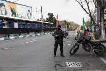 Pr&iacute;slu&scaron;n&iacute;k policajn&yacute;ch zložiek v Teher&aacute;ne. FOTO: Reuters